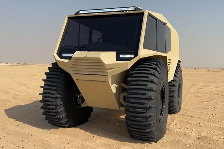 Tất nhiên, Atlas có khoảng sáng gầm xe vượt trội lên đến 58 cm. Tuy nhiên, nó chỉ được trang bị một động cơ dầu tăng áp dung tích 1,5 lít khiêm tốn của hãng xe Pháp Renault. Khi lái trên cạn, nó có thể đạt vận tốc 60 km/h, trong khi ở dưới nước, nó có thể di chuyển với tốc độ 7 km/h. Một điểm đáng chú ý khác là nó cũng có phạm vi hoạt động xa tới 800 km với một bình xăng đầy