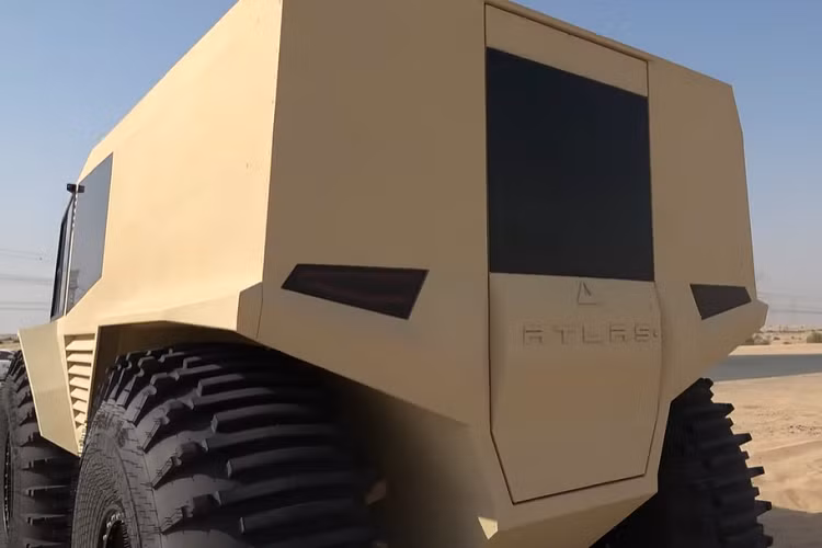 Mặc dù vẻ ngoài của Atlas có thể giống một “con quái thú”, nhưng bên trong lại được thiết kế đơn giản. Trên thực tế, bất kỳ ai có bằng lái xe tiêu chuẩn đều có thể điều khiển phương tiện này. Những người muốn sở hữu một chiếc Atlas của riêng mình có thể đặt mua một chiếc với giá 135.000 USD (tương đương 3,1 tỷ đồng), và họ có thể tùy chỉnh nó theo nhu cầu sử dụng.