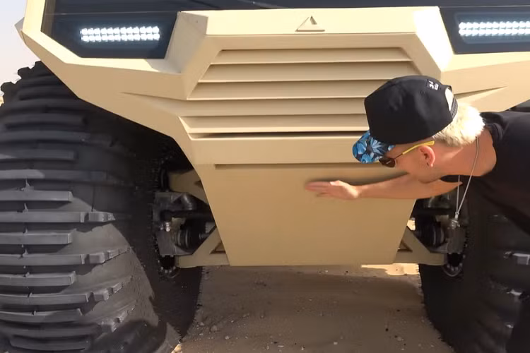 Bên trong, xe địa hình Atlas trông khá rộng rãi. Nó có thể vận chuyển tối đa 12 người, nhưng cấu hình có thể được sửa đổi để cho phép triển khai xe cáng nếu cần. Người lái sẽ ngồi ở giữa phía trước và sẽ có tầm nhìn tuyệt vời nhờ kính chắn gió lớn.