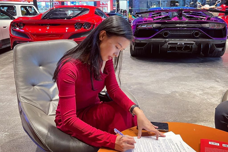 “Trương Thu mua siêu xe chỉ đơn giản là vì chồng thích. Nhiều người cứ bảo chồng tôi đúng kiểu là chồng quốc dân, muốn gì được đó. Nhưng tất cả nằm ở chỗ lòng tin. Nếu ngày đó anh ấy không tin mình, bản thân Trương Thu cũng sẽ không ngồi được vị trí bây giờ. Vậy nên 1 lần nữa phải cảm ơn anh!!!”, Hoa hậu doanh nhân Trương Thu cho biết.