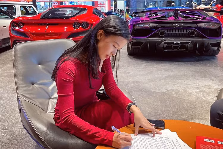 “Trương Thu mua siêu xe chỉ đơn giản là vì chồng thích. Nhiều người cứ bảo chồng tôi đúng kiểu là chồng quốc dân, muốn gì được đó. Nhưng tất cả nằm ở chỗ lòng tin. Nếu ngày đó anh ấy không tin mình, bản thân Trương Thu cũng sẽ không ngồi được vị trí bây giờ. Vậy nên 1 lần nữa phải cảm ơn anh!!!”, Hoa hậu doanh nhân Trương Thu cho biết.