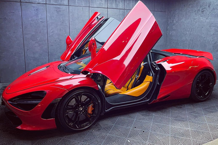 McLaren 720S sở hữu thiết kế ngoại thất ấn tượng, phần đầu xe xuất hiện cụm đèn pha dạng LED và dải đèn LED định vị ban ngày. Hốc đèn pha đóng vai trò truyền luồng không khí đến bên sườn xe và phần bên dưới của đầu xe xuất hiện cánh lướt gió chống nâng để giúp siêu xe này vận hành ổn định ở tốc độ cao.