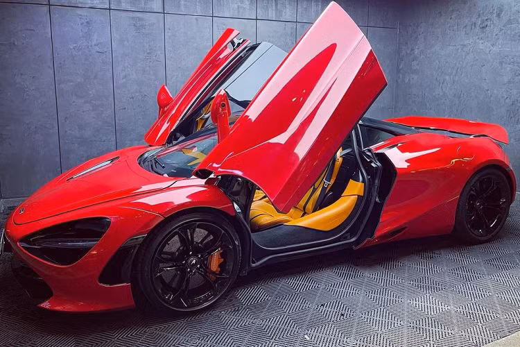 McLaren 720S sở hữu thiết kế ngoại thất ấn tượng, phần đầu xe xuất hiện cụm đèn pha dạng LED và dải đèn LED định vị ban ngày. Hốc đèn pha đóng vai trò truyền luồng không khí đến bên sườn xe và phần bên dưới của đầu xe xuất hiện cánh lướt gió chống nâng để giúp siêu xe này vận hành ổn định ở tốc độ cao.