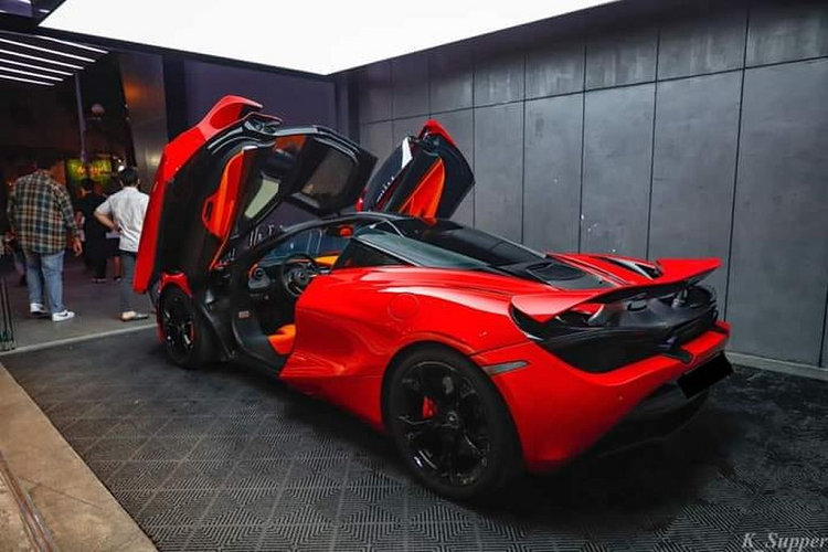 Điểm hấp dẫn trên siêu xe McLaren 720S không chỉ ở thiết kế đẹp mắt mà còn nằm ở "trái tim" V8, tăng áp kép, dung tích 4.0 lít từng mạnh nhất thế giới, sản sinh ra công suất tối đa 720 mã lực và mô-men xoắn cực đại 770 Nm tại vòng tua máy 5.500 vòng/phút.