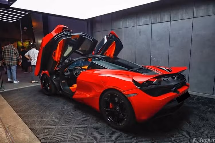 Điểm hấp dẫn trên siêu xe McLaren 720S không chỉ ở thiết kế đẹp mắt mà còn nằm ở "trái tim" V8, tăng áp kép, dung tích 4.0 lít từng mạnh nhất thế giới, sản sinh ra công suất tối đa 720 mã lực và mô-men xoắn cực đại 770 Nm tại vòng tua máy 5.500 vòng/phút.