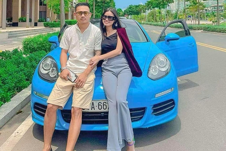 Chiếc McLaren 720S của Hoa hậu Trương Thu mua tại một showroom kinh doanh siêu xe, xe sang có tiếng tại Sài Gòn. Sau khi hoàn tất các thủ tục mua xe, cô đã chia sẻ lên trang cá nhân của mình lý do sắm chiếc McLaren 720S này. Và theo như hoa hậu Trương Thu cho biết, cô mua chiếc siêu xe này là vì…”chồng thích”