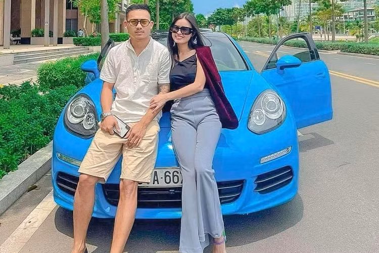 Chiếc McLaren 720S của Hoa hậu Trương Thu mua tại một showroom kinh doanh siêu xe, xe sang có tiếng tại Sài Gòn. Sau khi hoàn tất các thủ tục mua xe, cô đã chia sẻ lên trang cá nhân của mình lý do sắm chiếc McLaren 720S này. Và theo như hoa hậu Trương Thu cho biết, cô mua chiếc siêu xe này là vì…”chồng thích”