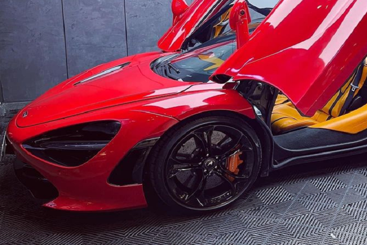 Một chi tiết không thể không nhắc tới trên chiếc siêu xe Anh quốc chính là bộ cửa cánh bướm quen thuộc của nhà McLaren. Bộ cửa này không chỉ tăng tính thẩm mỹ cho xe mà còn giúp cho việc ra vào khoang nội thất trở nên dễ dàng hơn, tạo ra ngoại hình ấn tượng.