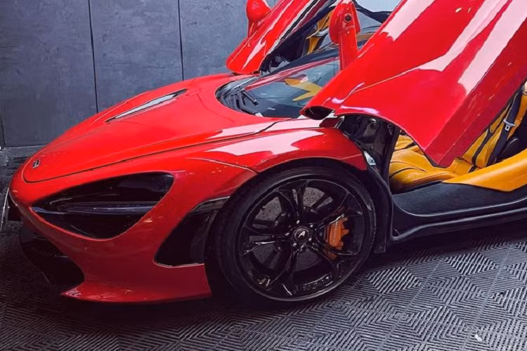 Một chi tiết không thể không nhắc tới trên chiếc siêu xe Anh quốc chính là bộ cửa cánh bướm quen thuộc của nhà McLaren. Bộ cửa này không chỉ tăng tính thẩm mỹ cho xe mà còn giúp cho việc ra vào khoang nội thất trở nên dễ dàng hơn, tạo ra ngoại hình ấn tượng.