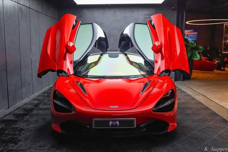 Bài đăng của cô sau đó đã nhận được rất nhiều lời chúc mừng, ngưỡng mộ từ bạn bè, người thân. Về chiếc McLaren 720S hoa hậu tặng chồng, xe sở hữu màu sơn đỏ ở ngoại thất. Xe được trang bị bộ mâm 5 chấu kép sơn màu đen bóng thể thao, đi kèm cùm phanh màu cam nổi bật. Tại Việt nam, cam được coi là màu đặc trưng cho dòng 720S. Ở bên trong cabin, chiếc McLaren 720S này có nội thất màu nâu sáng sang trọng.