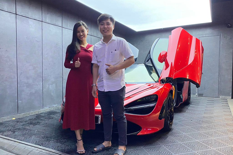 Đi kèm với đó là hộp số bán tự động ly hợp kép 7 cấp giúp chiếc xe có thời gian sang số và tăng tốc vô cùng ấn tượng khi chỉ cần 2,7 giây để cán mốc 100 km/h. Hiện chưa rõ hoa hậu Trương Thu đã phải chi bao nhiêu tiền để sở hữu siêu phẩm này. Chỉ biết rằng, giá của những chiếc McLaren 720S mới tại showroom vào khoảng 24-27 tỷ đồng.