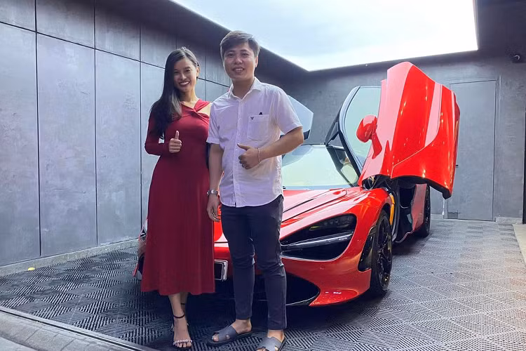 Đi kèm với đó là hộp số bán tự động ly hợp kép 7 cấp giúp chiếc xe có thời gian sang số và tăng tốc vô cùng ấn tượng khi chỉ cần 2,7 giây để cán mốc 100 km/h. Hiện chưa rõ hoa hậu Trương Thu đã phải chi bao nhiêu tiền để sở hữu siêu phẩm này. Chỉ biết rằng, giá của những chiếc McLaren 720S mới tại showroom vào khoảng 24-27 tỷ đồng.