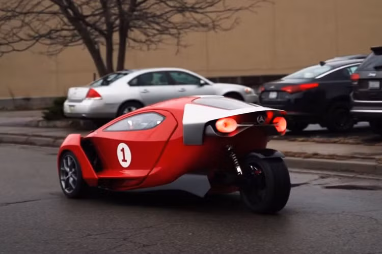 Giá của hai phiên bản Deluxe và Ultimate lần lượt là 22.995 USD (~525 triệu VNĐ) và 149.000 USD (~3,41 tỷ VNĐ).