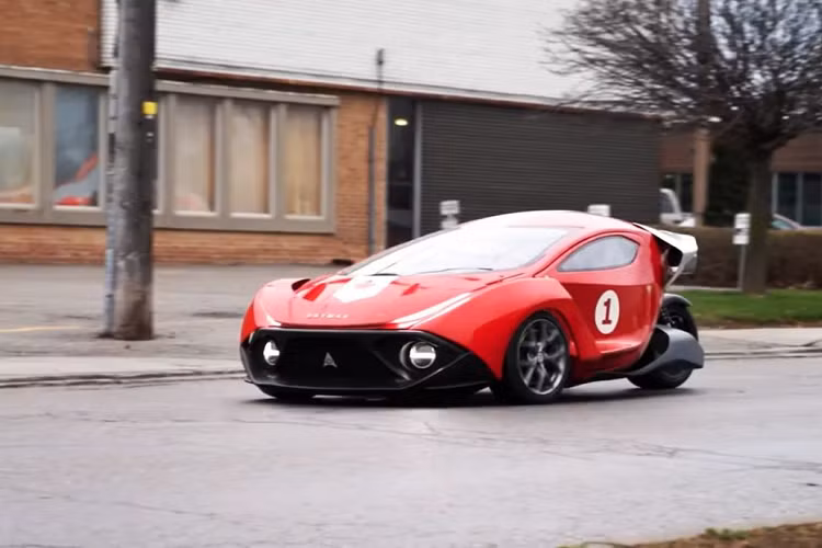 Trong khi đó, Avvenire Spiritus Deluxe mất 5 giây để tăng tốc từ vị trí đứng yên lên 96 km/h với tốc độ tối đa là 140 km/h. Biến thể này cung cấp phạm vi hoạt động ngắn hơn một chút so với ltimate, với 400km khi pin được sạc đầy.