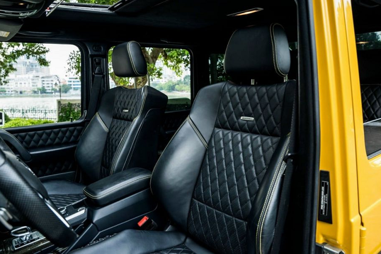 “Khủng long” có tới 6 bánh, đi kèm vành Beadlock kích thước 18 inch, đi kèm lốp gai chuyên đi địa hình kích thước 37 inch. Xe trang bị 5 khóa vi sai điện tử, có khóa 100% cả sáu bánh xe thông qua ba nút trên bảng điều khiển trung tâm.