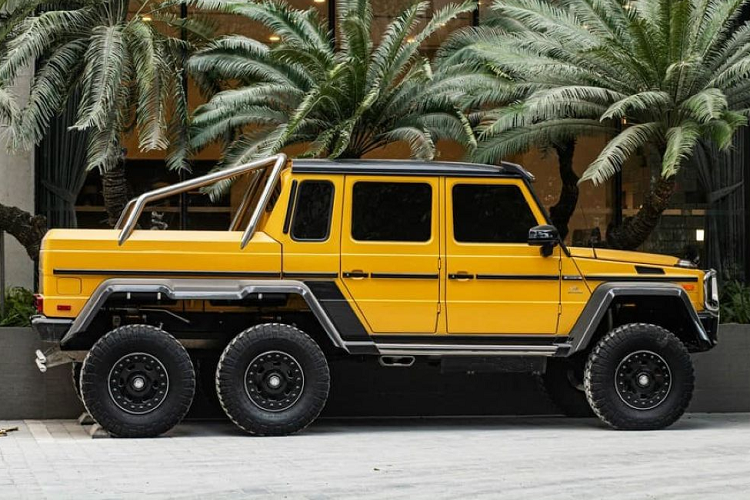 Về truyền động, Mercedes-Benz G63 AMG 6x6 tại Việt Nam sử dụng động cơ tăng áp kép V8 5.5 lít cho ra công suất 536 mã lực và mô-men xoắn cực đại 760 Nm, kết hợp hộp số tự động 7 cấp và hệ dẫn động 6 bánh. Cỗ máy này giúp xe tăng tốc từ 0 - 100 km/h trong khoảng 7,8 giây, vận tốc tối đa đạt 160 km/h.