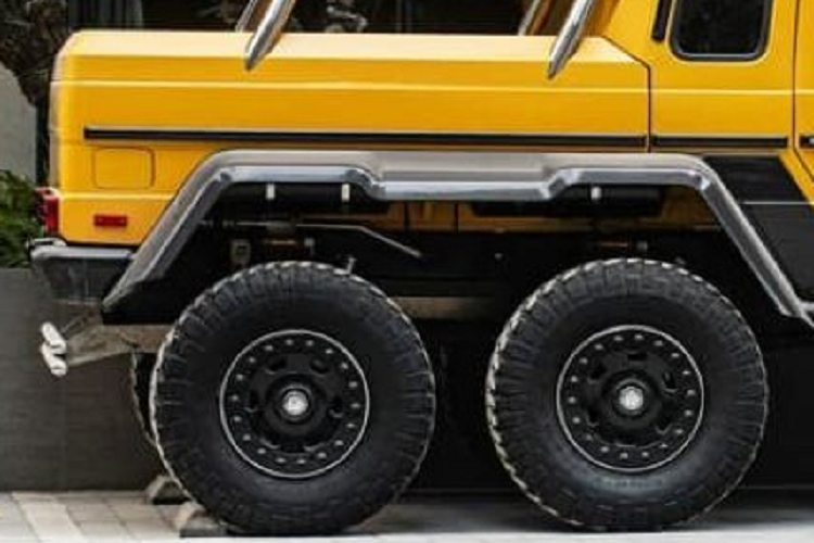 Máy nén sẽ bơm đầy 4 bình chứa khí áp suất dung tích 20 lít mỗi thùng giúp lốp xe căng hơn, chuyển đổi từ đường cát sa mạc sang đường phố thông thường trong chưa đầy 20 giây. Phía đuôi xe được trang bị cản kim loại, thêm thanh bảo vệ mạ crôm. Ở các vị trí đèn cũng có ốp bảo vệ. Cửa cốp mở xuống thay vì mở ngang như mẫu G63 tiêu chuẩn.