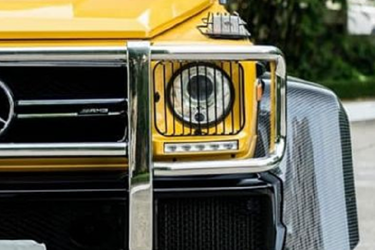 Về nội thất, khoang cabin của chiếc xe khổng lồ này vẫn giống với bản G 63 thông thường. Xe có vô-lăng 4 chấu tích hợp phím rảnh tay, cụm điều khiển trung tâm ốp viền carbon. Đi kèm 3 chế độ lái Efficiency, Sport và Manual.