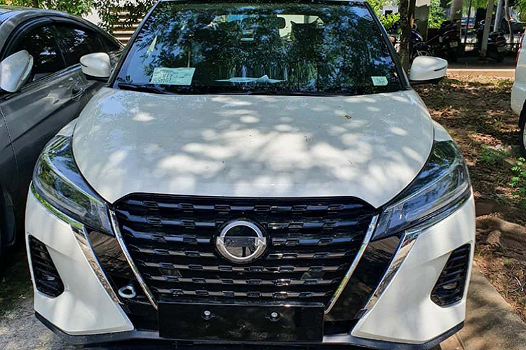 Theo như thông tin của đại lý lúc mở cọc Nissan Kicks 2022 vào hồi tháng 3 vừa qua, mẫu xe này sẽ được nhập khẩu nguyên chiếc từ Thái Lan với giá dự kiến khởi điểm từ 650 triệu đồng nhưng chưa rõ sẽ có mấy phiên bản. Hai chiếc xe xuất hiện có ngoại thất giống nhau, từ lưới tản nhiệt cho đến la-zăng và chỉ khác nhau về màu sơn nên không rõ xe thuộc phiên bản nào.