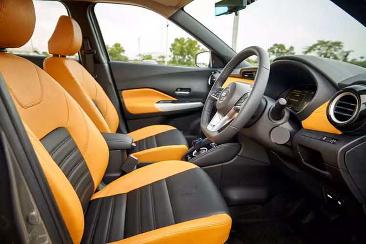 Nissan Kicks 2022 có kích thước tổng thể (D x R x C) là 4.290 x 1.760 x 1.615 mm. Bản cao nhất của Nissan Kicks 2022 sẽ được trang bị hệ thống đèn full LED cùng mâm hợp kim 17 inch. Ở bên trong, nội thất của xe có nhiều điểm tương đồng về mặt thiết kế với Nissan Almera.