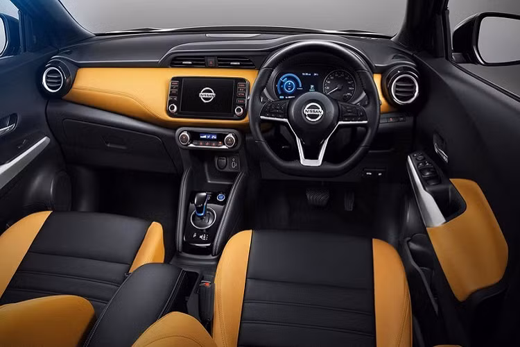 Theo tư vấn bán hàng, Nissan Kicks 2022 bán ra Việt Nam sẽ có nhiều trang bị hiện đại giống với xe tại Thái Lan, bao gồm bảng đồng hồ kỹ thuật số 7 inch sau vô lăng, màn hình giải trí 8 inch có kết nối Apple CarPlay, điều hòa tự động 2 vùng và phanh tay điện tử tích hợp giữ phanh tự động.