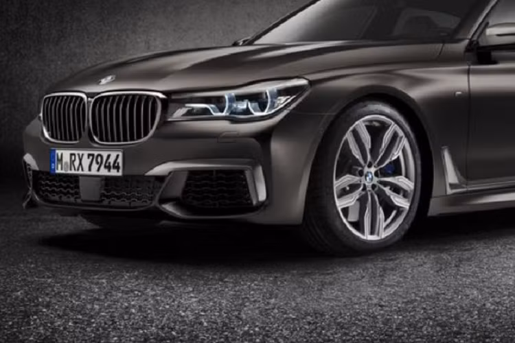 Mức giá xe BMW M760i The Final V12 có mức bán khởi điểm là 200.000 USD (khoảng hơn 4,6 tỷ đồng). Với số lượng chỉ 12 chiếc, hãng xe vùng Bavaria sẽ ưu tiên cung cấp phiên bản đặc biệt này cho các khách hàng từng sở hữu nhiều mẫu BMW động cơ V12.