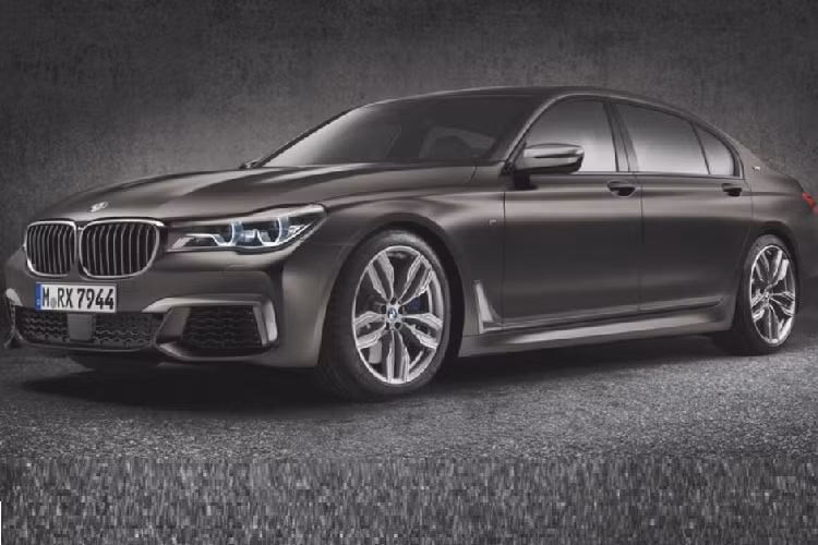 Cung cấp sức mạnh cho chiếc BMW M760i xDrive The Final V12 mới là khối động cơ V12 tăng áp kép, dung tích 6.6 lít công suất cực đại 601 mã lực đi kèm hệ dẫn động AWD xDrive. Với khối động cơ này chiếc sedan hạng sang cỡ lớn có thể tăng tốc lên 100 km/h từ vị trí đứng yên trong 3,8 giây, tốc độ tối đa được giới hạn ở mức 255km/h.