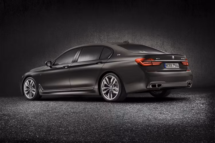 M760i The Final V12 sẽ được trang bị gói hỗ trợ lái BMW’s Driving Assistance Professional Package, gói trang bị ghế phía sau Luxury Rear Seating Package, cửa sổ trời LED Panoramic, đèn pha Adaptive LED với công nghệ Laserlight và hệ thống âm thanh cao cấp Bowers &amp; Wilkins. Khách hàng cũng có thể lựa chọn đến 8 màu sắc nội thất với chất liệu da Merino cao cấp.