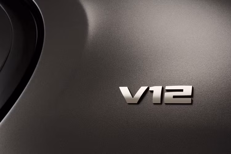 Phiên bản The Final V12 cung cấp lựa chọn 1 trong 80 màu sơn độc đáo được tạo nên bởi bộ phận cá nhân hóa BMW Individual. Bên cạnh màu sơn, chiếc BMW M760i xDrive đặc biệt được trang bị cùm phanh M Sport sơn đen hoặc xanh dương.