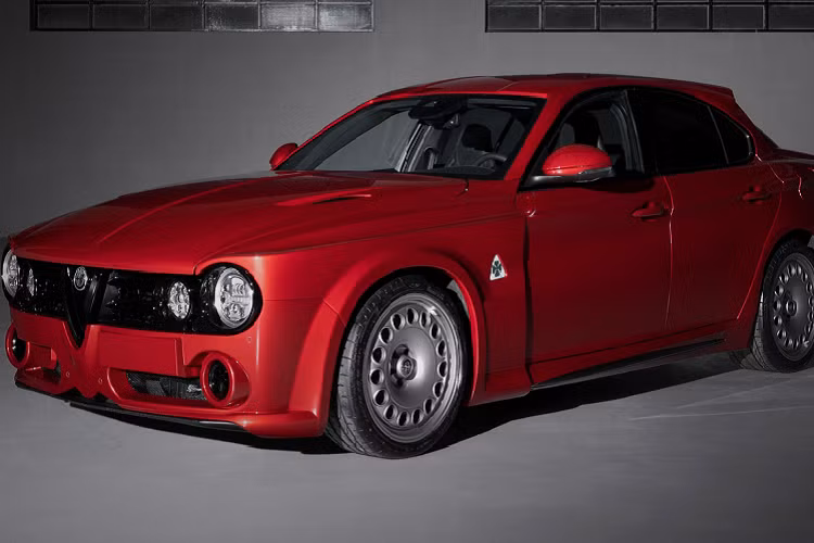 Chiếc Alfa Romeo Giulia ErreErre Fuoriserie mới này được ra mắt tại triển lãm Concorso d’eleganza Classic ở Sardinia, Ý vào cuối tuần trước. Sau các video và hình ảnh được đăng trực tuyến bởi những người tham dự sự kiện, thương hiệu vừa đã tiết lộ toàn bộ thông qua những hình ảnh được thương hiệu chính thức.