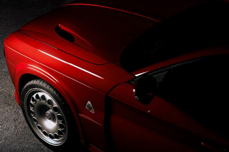 Nhằm đem tới những điểm tương đồng cho xe cổ, chiếc Giulia độ này được trang bị bộ mâm phay CNC có kích thước 19 inch cùng 15 lỗ tròn nhỏ. Ở phần cản sau, xe được trang bị phần đèn hậu LED của Mercedes-Benz G-Class, phần nắp cốp sau được thiết kế lại với cánh gió tích hợp kéo dài đến chắn bùn sau. 