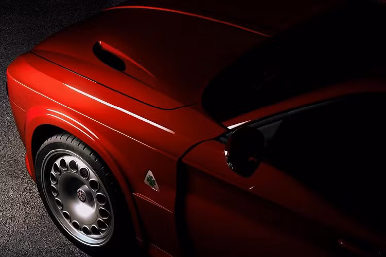 Nhằm đem tới những điểm tương đồng cho xe cổ, chiếc Giulia độ này được trang bị bộ mâm phay CNC có kích thước 19 inch cùng 15 lỗ tròn nhỏ. Ở phần cản sau, xe được trang bị phần đèn hậu LED của Mercedes-Benz G-Class, phần nắp cốp sau được thiết kế lại với cánh gió tích hợp kéo dài đến chắn bùn sau. 