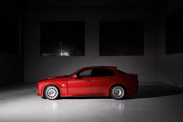 Phần đầu xe mang dáng vẻ hầm hố hơn với cặp đèn pha tròn ở mỗi bên được tích hợp trong lưới tản nhiệt hoài cổ cùng với lưới tản nhiệt Scudetto nhỏ hơn. Phần cản trước của xe có các khe hút gió tròn và bộ chia làm từ sợi carbon, nắp ca-pô có lỗ thông hơi và chắn bùn của xe nhô ra khỏi cửa trước tạo khe hở, từ đây gợi lại thiết kế ấn tượng của những chiếc xe đua cổ.