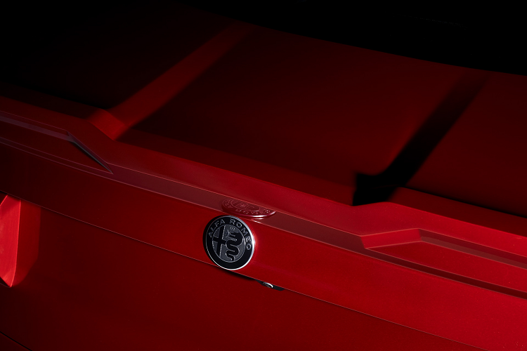 Xe còn có cánh lướt gió đôi khác được gắn trên nóc xe, cản sau được thiết kế dạng hình hộp và có bộ khuếch tán lớn với ống xả kép ở trung tâm. Khoang nội thất xe vẫn được giữ nguyên với thiết kế nguyên bản, không nâng cấp. Ngoài ra, chiếc Giulia độc đáo này không nhận được bất kỳ sửa đổi cơ học nào đối với động cơ hoặc hệ thống treo thích ứng.