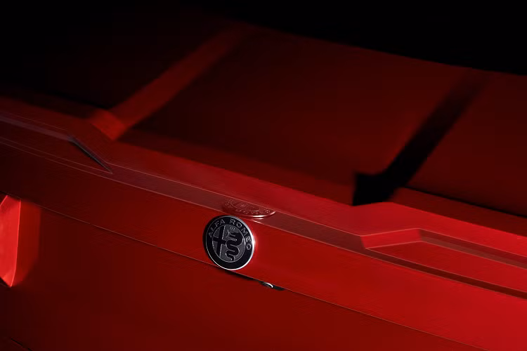 Xe còn có cánh lướt gió đôi khác được gắn trên nóc xe, cản sau được thiết kế dạng hình hộp và có bộ khuếch tán lớn với ống xả kép ở trung tâm. Khoang nội thất xe vẫn được giữ nguyên với thiết kế nguyên bản, không nâng cấp. Ngoài ra, chiếc Giulia độc đáo này không nhận được bất kỳ sửa đổi cơ học nào đối với động cơ hoặc hệ thống treo thích ứng.