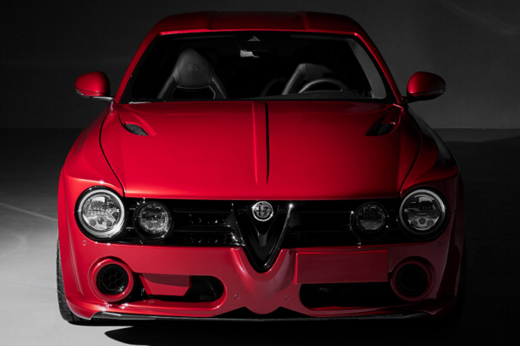 Cụ thể, các tấm thân xe Alfa Romeo Giulia ErreErre Fuoriserie độ bằng sợi carbon và thương hiệu ErreErre Fuoriserie đã dành tổng cộng 5 nghìn giờ để phát triển và thiết kế bộ bodykit này. Hầu như các chi tiết trên xe đã được thiết kế lại lấy cảm hứng từ những chiếc xe cổ điển.