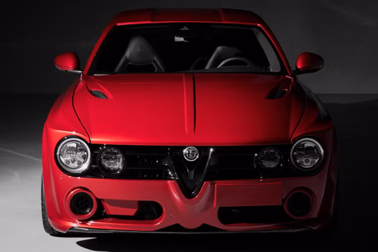 Cụ thể, các tấm thân xe Alfa Romeo Giulia ErreErre Fuoriserie độ bằng sợi carbon và thương hiệu ErreErre Fuoriserie đã dành tổng cộng 5 nghìn giờ để phát triển và thiết kế bộ bodykit này. Hầu như các chi tiết trên xe đã được thiết kế lại lấy cảm hứng từ những chiếc xe cổ điển.