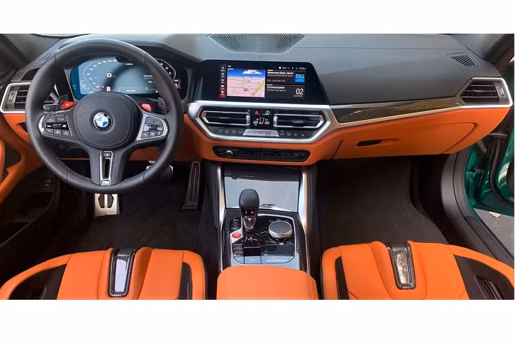 Bên trong cabin, BMW M3 Competition và M4 Competition đều được trang bị vô lăng thể thao, nút đề nổ màu đỏ cùng nhiều logo M hiện diện bên trong nội thất. Hệ thống ghế ngồi được bọc da Merino cao cấp trong khi táp lô xuất hiện các tấm ốp nhôm.