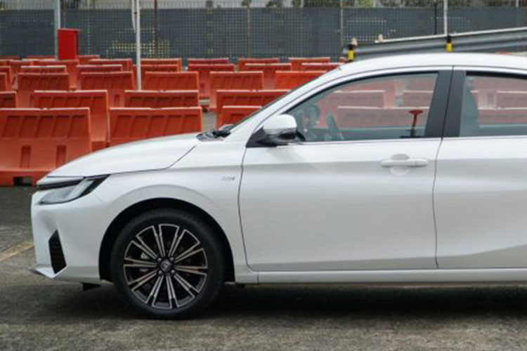 Bộ vành 17 inch này giống với trang bị của xe ở thị trường Lào. Trong khi đó, tại Thái Lan, vành 16 inch với thiết kế 7 chấu là lựa chọn duy nhất. Vòng về đằng sau, nhiều người sẽ có lẽ sẽ có cảm giác quen thuộc vì cụm đèn hậu LED mới tích hợp đèn báo rẽ tuần tự. Bên cạnh đó là anten vây cá mập trên nóc, cánh gió nhỏ trên nắp cốp sau và khe gió màu đen ở hai góc cản sau, tương tự cản trước.