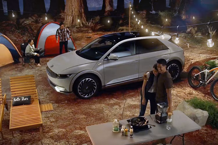 Mặc dù không thể coi là một khách sạn thực sự nhưng Hotel Hyundai vẫn cung cấp những trải nghiệm nghỉ dưỡng độc đáo và sang trọng dành cho khách hàng với quán bar, nhà hàng và cả rạp chiếu phim riêng.