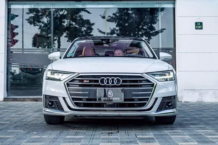 Với sức mạnh ấn tượng, dòng xe sang hiệu suất cao của Audi A8 với chiều dài gần 5,2 mét và cân nặng hơn 2,2 tấn chỉ mất thời gian 3,8 giây để tăng tốc từ vị trí xuất phát lên 100 km/h trước khi đạt vận tốc tối đa bị giới hạn ở con số 250 km/h. Khách hàng có thể mua thêm tùy chọn phanh gốm sợi carbon với kích thước 16,5 inch ở bánh trước và 14,6 inch ở bánh sau để tăng cường hiệu quả cho hệ thống phanh của Audi S8 mới.
