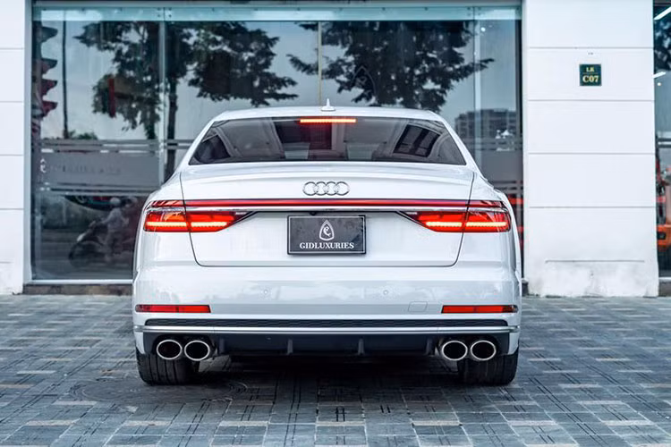 Bởi thế, nhiều người tin rằng, ai đó chọn mua Audi S8 2021 phải là người rất sành, rất đam mê và tất nhiên phải thật sự chịu chơi mới dám nghĩ đến việc bỏ ra gần 10 tỷ đồng để mua xe sedan hiệu suất cao của Audi A8 2022 theo diện hàng lướt.
