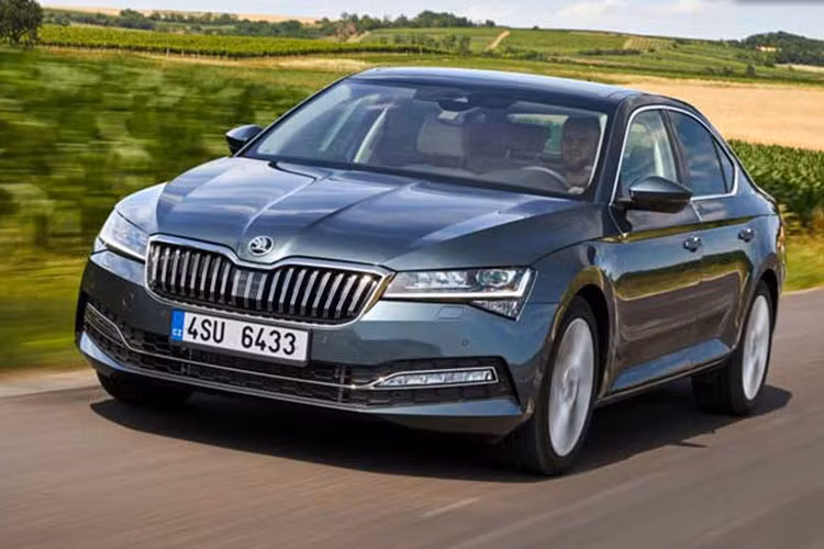 Bên ngoài, xe sở hữu một số chi tiết thiết kế khá giống với người anh em Octavia, nhất là khu vực đầu xe. Tại đây, chúng ta cũng có thể bắt gặp lưới tản nhiệt hình lục giác đặc trưng của thương hiệu Skoda với những nan nằm dọc. Ở hai bên lưới tản nhiệt là cụm đèn pha có thiết kế khá sắc sảo, tích hợp dải đèn LED định vị ban ngày hình chữ "L".