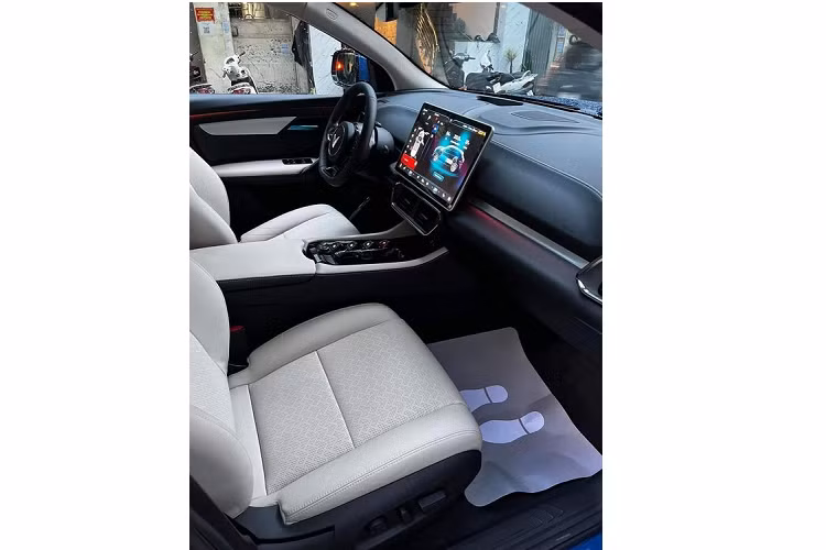 Như vậy, sau 1.000 km lăn bánh, người dùng chấp nhận lỗ khoảng 147 triệu đồng để trải nghiệm. Đây rõ ràng là mức giá hấp dẫn đối với những ai đang có kế hoạch mua VF8. VinFast VF8 thuộc phân khúc SUV cỡ D, có thiết kế 5 chỗ ngồi, kích thước tổng thể các chiều dài, rộng, cao lần lượt là 4.750 x 1.934 x 1.667 (mm).