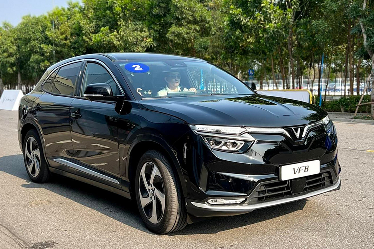 VinFast VF8 tại Việt Nam có hai phiên bản gồm Eco và Plus, trong đó phiên bản Eco được trang bị động cơ điện có công suất tối đa 260kW, mô-men xoắn cực đại 500Nm, pin có khả năng di chuyển tới 420km sau mỗi lần sạc đầy (theo tiêu chuẩn WLTP).