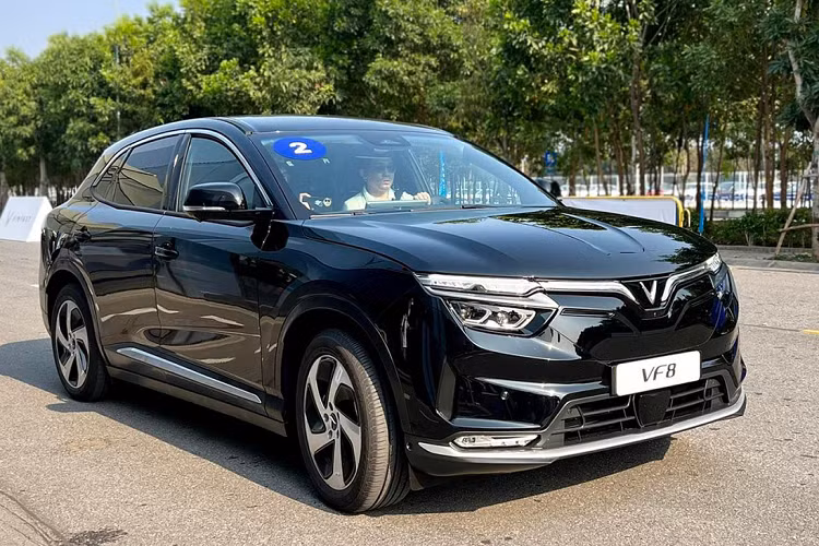 VinFast VF8 tại Việt Nam có hai phiên bản gồm Eco và Plus, trong đó phiên bản Eco được trang bị động cơ điện có công suất tối đa 260kW, mô-men xoắn cực đại 500Nm, pin có khả năng di chuyển tới 420km sau mỗi lần sạc đầy (theo tiêu chuẩn WLTP).
