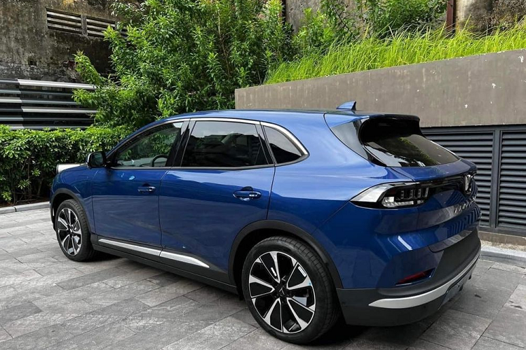 Theo thông tin được đăng tải, chiếc Vinfast VF8 chạy lướt này mới chỉ lăn bánh được khoảng 1.000 km. Xe được bán với giá 1,1 tỷ đồng. Chủ xe cho biết, chiếc xe được anh mua ngay đợt đặt hàng đầu tiên với mức giá niêm yết khi đó là 1,237 tỷ đồng (giá hiện tại là 1,289 tỷ đồng). Cộng thêm các khoản thuế và phí đi kèm, tổng chi phí lăn bánh là 1,267 tỷ đồng.