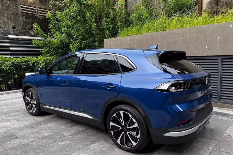 Theo thông tin được đăng tải, chiếc Vinfast VF8 chạy lướt này mới chỉ lăn bánh được khoảng 1.000 km. Xe được bán với giá 1,1 tỷ đồng. Chủ xe cho biết, chiếc xe được anh mua ngay đợt đặt hàng đầu tiên với mức giá niêm yết khi đó là 1,237 tỷ đồng (giá hiện tại là 1,289 tỷ đồng). Cộng thêm các khoản thuế và phí đi kèm, tổng chi phí lăn bánh là 1,267 tỷ đồng.