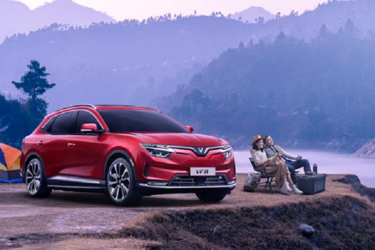 Phiên bản Plus được trang bị động cơ điện công suất tối đa 300kW, mô-men xoắn cực đại 620Nm, pin có khả năng di chuyển tới 400km sau mỗi lần sạc đầy (theo tiêu chuẩn WLTP). Ưu điểm tuyệt đối của động cơ điện so với động cơ đốt trong ở khả năng đạt mô-men xoắn cực đại tức thời giúp VF8 tăng tốc ấn tượng, vận hành êm ái và mang tới cảm giác lái hoàn toàn khác biệt.