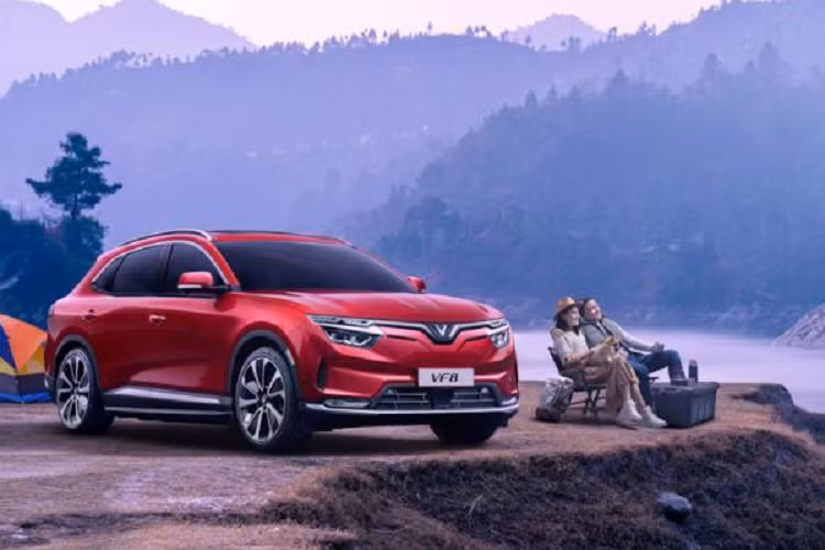 Phiên bản Plus được trang bị động cơ điện công suất tối đa 300kW, mô-men xoắn cực đại 620Nm, pin có khả năng di chuyển tới 400km sau mỗi lần sạc đầy (theo tiêu chuẩn WLTP). Ưu điểm tuyệt đối của động cơ điện so với động cơ đốt trong ở khả năng đạt mô-men xoắn cực đại tức thời giúp VF8 tăng tốc ấn tượng, vận hành êm ái và mang tới cảm giác lái hoàn toàn khác biệt.